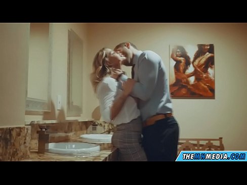 ❤️ जब एउटा बस्टी गोरोले तपाईंलाई सार्वजनिक शौचालयमा बहकाउँछ ❌  सेक्स  ☑